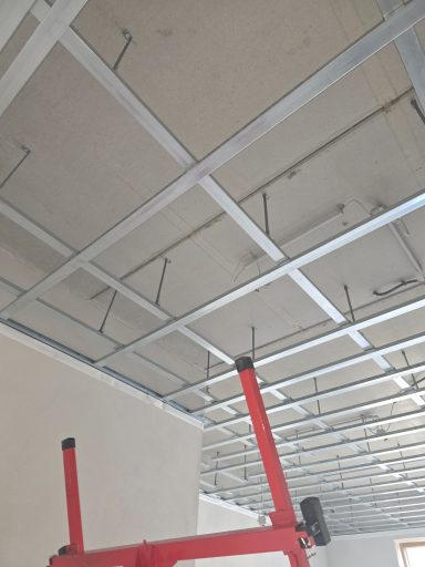 Abgehängte Akustiklochdecke – Ruppersthal Abgehängte Akustiklochdecke – Ruppersthal