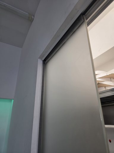 Glasschiebetür – Führung und Wandanschluss Obere Führung einer Glasschiebetür – Einbaudetail